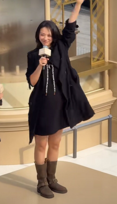 湯唯出席活動被目睹小腹隆起， 遭疑已懷上二胎。（圖／翻攝微博）